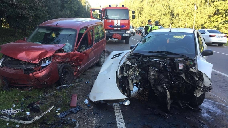 Po „Citroen“ ir „Peugeot“ susidūrimo nukentėjo du žmonės