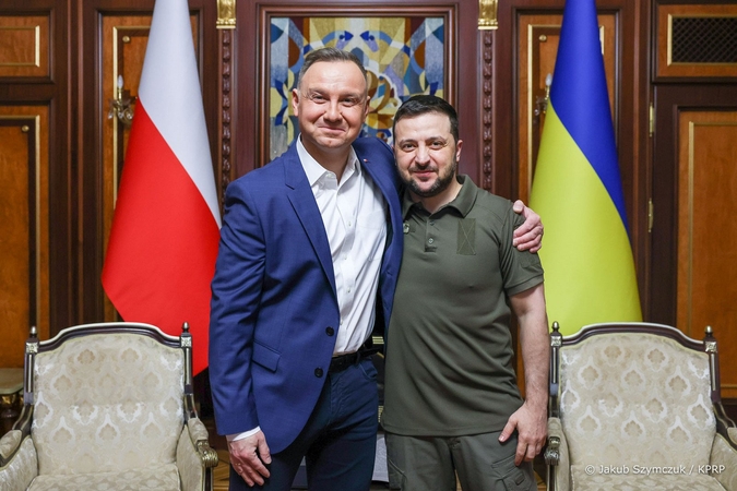 Andrzejus Duda (kairėje) ir Volodymyras Zelenskis (dešinėje)