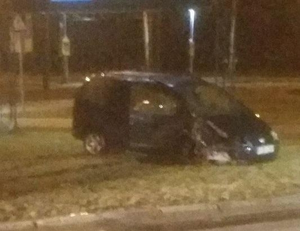 Virš 2 promilių „įpūtusio“ vairuotojo kelionė baigėsi smūgiu į stulpą