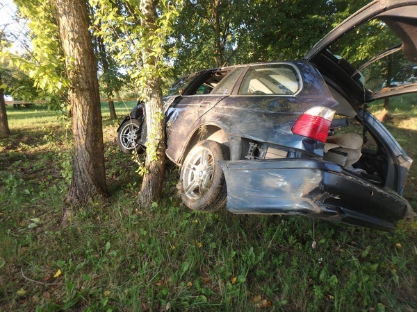 Jonavoje – girto BMW vairuotojo skrydis į medį