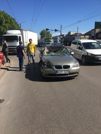 Avarija Raudondvario plente: nors BMW sumaitotas, policijos neprireikė