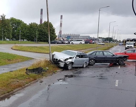 Taikos prospekte neišsiteko BMW ir „Audi“, kliudytas ir stulpas