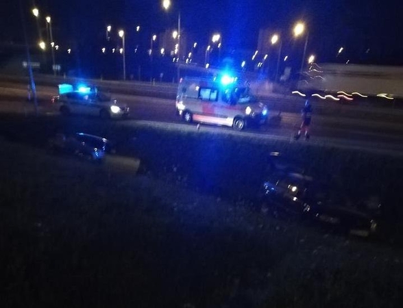 Naktinė avarija prie „Megos“: BMW rėžėsi ne tik į kitą mašiną, bet ir kelio ženklą