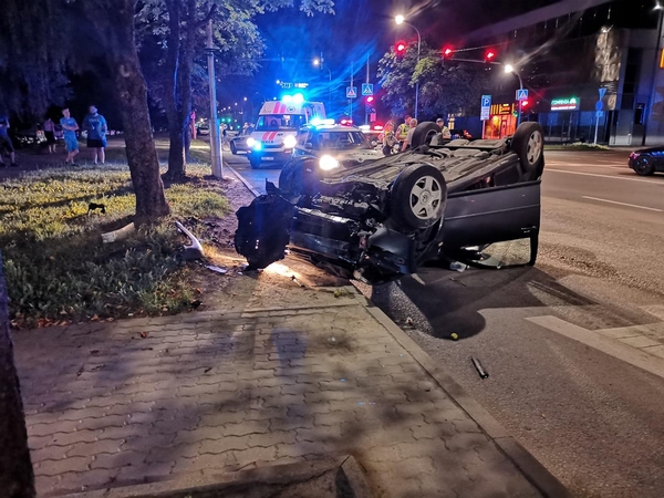 Naktį girto kauniečio „VW Golf“ rėžėsi į medį ir apvirto, yra nukentėjusiųjų