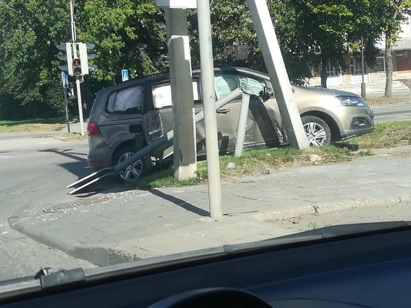 Marijampolėje „Volkswagen“ kelionė baigėsi smūgiu į kelio ženklą