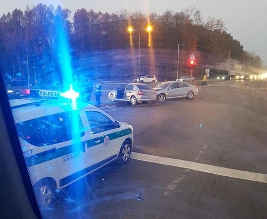 Dėl avarijos Akademijos miestelyje strigo eismas