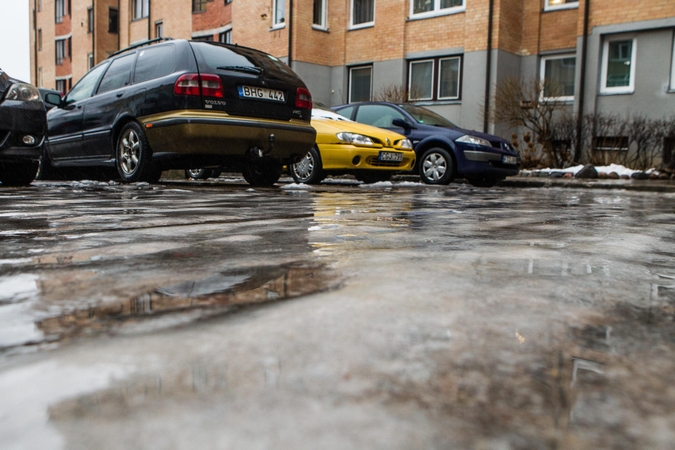 Pagrindiniai keliai sausi, rajoniniuose yra slidžių ruožų