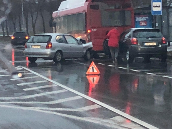 Jonavos gatvėje „Toyota“ taranavo autobusą
