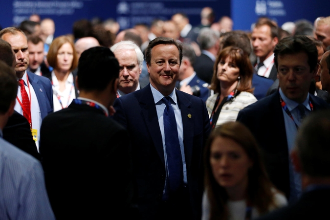 Davidas Cameronas (centre)
