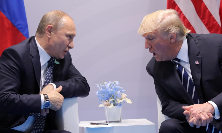 Vladimiras Putinas (kairėje) ir Donaldas Trumpas (dešinėje)