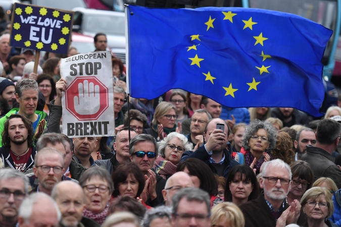 Londono gatves užkimšę demonstrantai reikalavo naujo balsavimo dėl „Brexit“