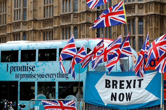 „Brexit“ be sutarties planas: kas laukia Jungtinės Karalystės gyventojų ir verslo?