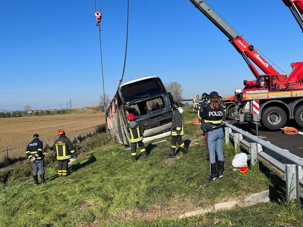 Italijoje į avariją pakliuvo autobusas su Ukrainos piliečiais, žuvo vienas žmogus