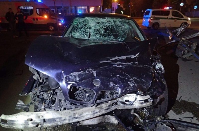 Po dviejų BMW susidūrimo vieno jų vairuotoja atsidūrė medikų rankose