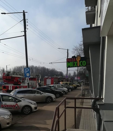 Ugniagesius ant kojų sukėlė gaisras odontologijos klinikoje