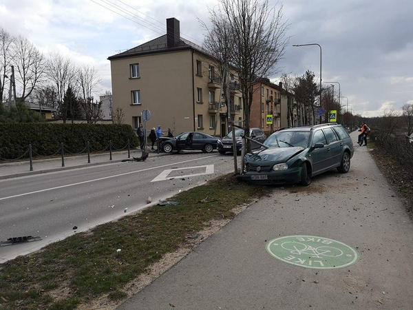 Smetonos alėjoje išsitaškė du automobiliai, sužaloti abu vairuotojai 