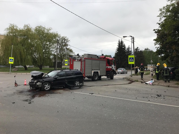 Po avarijos BMW skriejo į krūmus: kaltas šakomis užėjęs kelio ženklas?