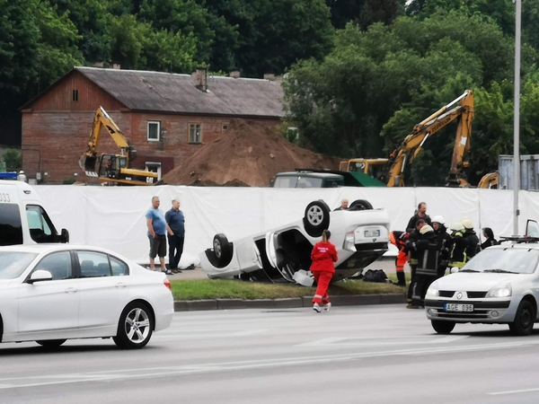 Jonavos gatvėje ant stogo apvirto vyro vairuojama „Toyota“