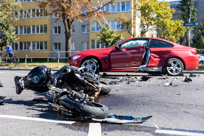 Sostinėje – skaudi motociklo ir BMW avarija: motociklininkas atsidūrė medikų rankose