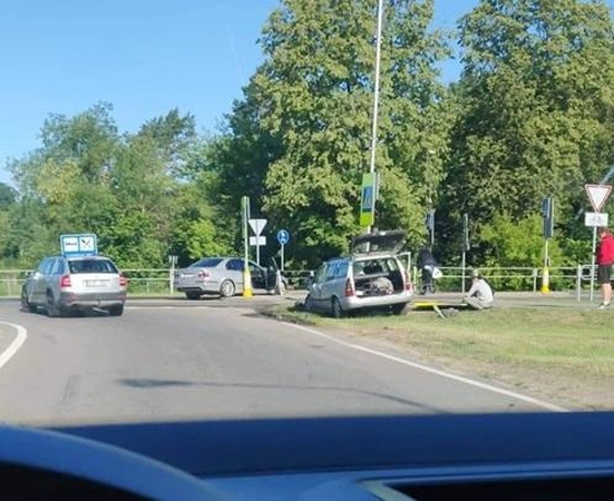 Po „Opel“ ir BMW susidūrimo – smūgis į kelio ženklą