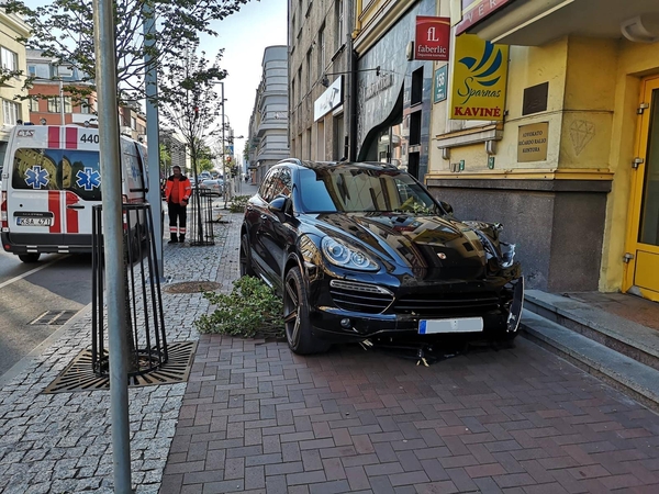 Nesėkmingas rytas: avariją miesto centre sukėlė prabangaus „Porsche“ vairuotojas