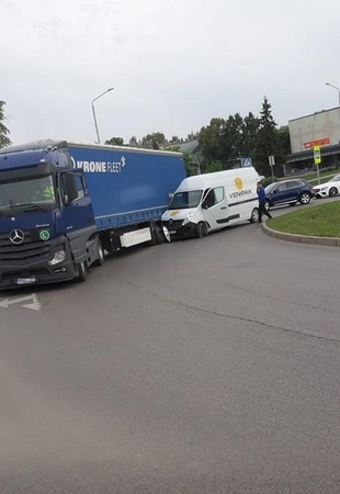 Eismą judrioje sankryžoje paralyžiavo vilkiko ir mikroautobuso avarija