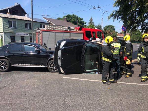 Avarijos Kaune: „Mercedes-Benz“ apvirto ant šono, BMW rėžėsi į medį 