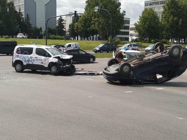 Po avarijos judrioje sankryžoje – automobilis ant stogo (ieškomi liudininkai)