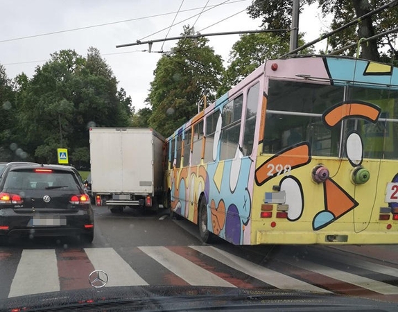 Eismą ant Parodos kalno paralyžiavo troleibuso ir krovininio automobilio avarija