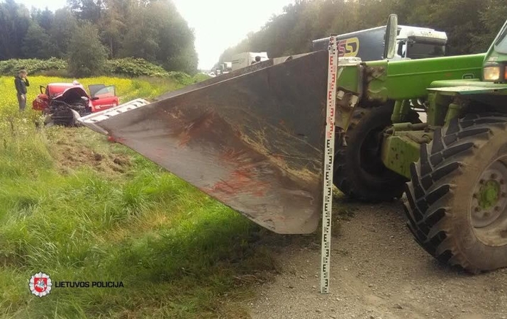 Nesaugus „Volkswagen“ manevras baigėsi smūgiu į traktorių