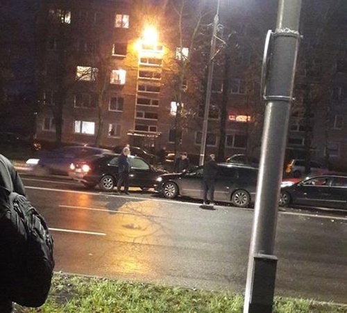 Eismą Savanorių prospekte sunkina trijų automobilių avarija