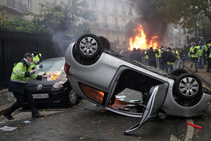 Per „geltonųjų liemenių“ protestą Paryžiuje kilo riaušės