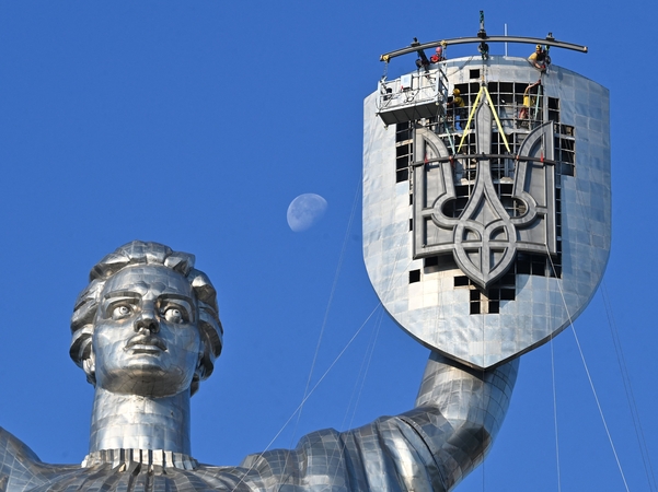 Kyjive ant statulos „Motina Tėvynė“ skydo sužibo Ukrainos herbas