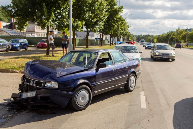 Skaudi avarija Jonavos gatvėje: į ligoninę išvežta nėščia moteris