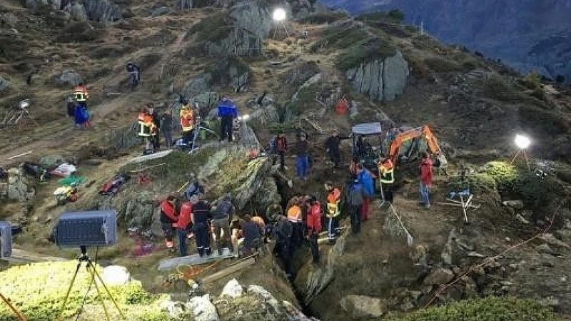 Neeilinė gelbėjimo operacija Šveicarijos Alpėse: iš plyšio išvaduota mažametė