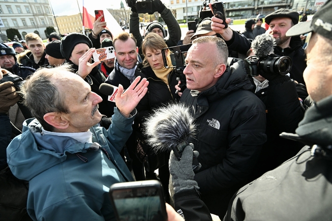 Rusų protestuotojų grupė bandė sutrikdyti Smolensko lėktuvo katastrofos minėjimą
