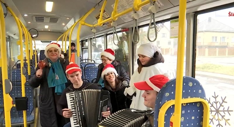 Netikėtas koncertas keleivius paliko be žado: kai kurie net graudinosi   