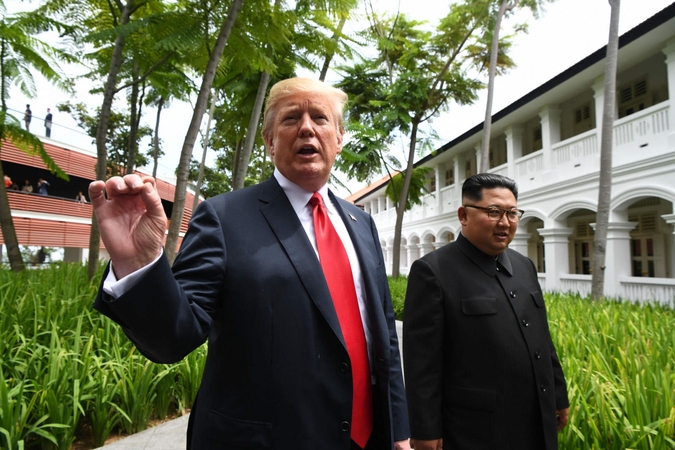 Donaldas Trumpas (kairėje) ir Kim Jong Unas (dešinėje)
