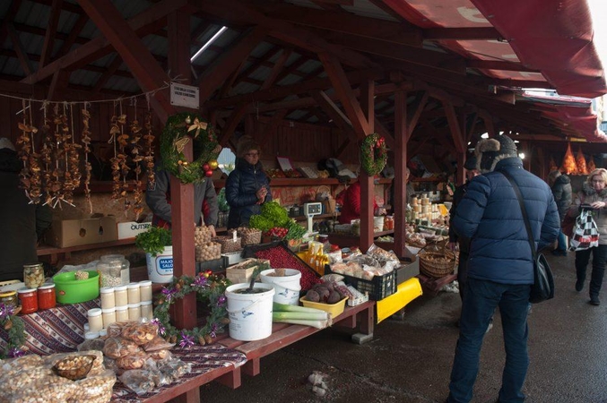 Turgavietėse – eilės tik prie silkės 