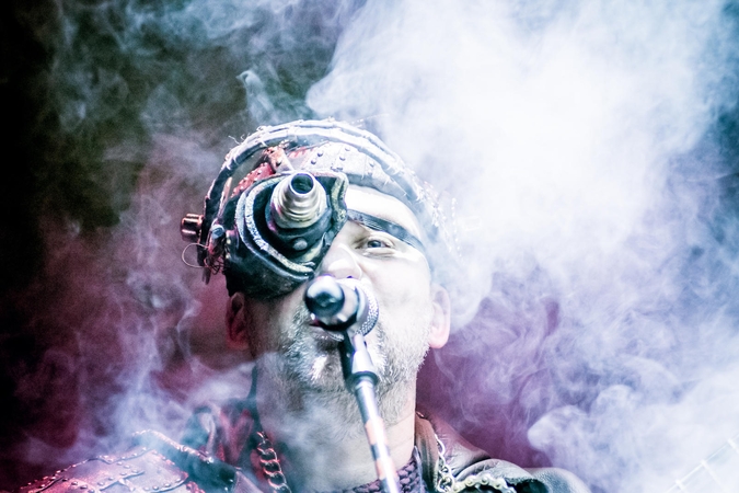 „Keistuolių teatras“ grįžta į Kauną su roko garsais