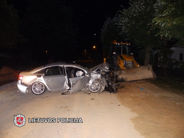 Kazlų Rūdoje „Audi” rėžėsi į ekskavatorių, sužeisti trys žmonės