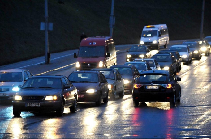 Perspėja dėl eismo sąlygų naktį: galimas plikledis, bus vėjuota