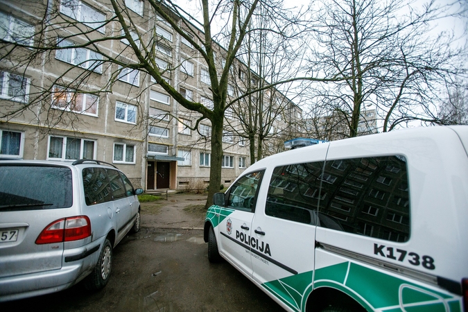 Šančiuose, bute, rastas 73-ejų vyro lavonas: šalia kūno – pistoletas