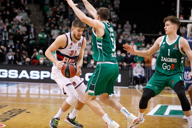 Pažįstami: pernai gruodį žalgiriečiai savo arenoje įveikė R.Giedraičio (su kamuoliu) ir T.Sedekerskio atstovaujamą „Baskonia“ (72:68).