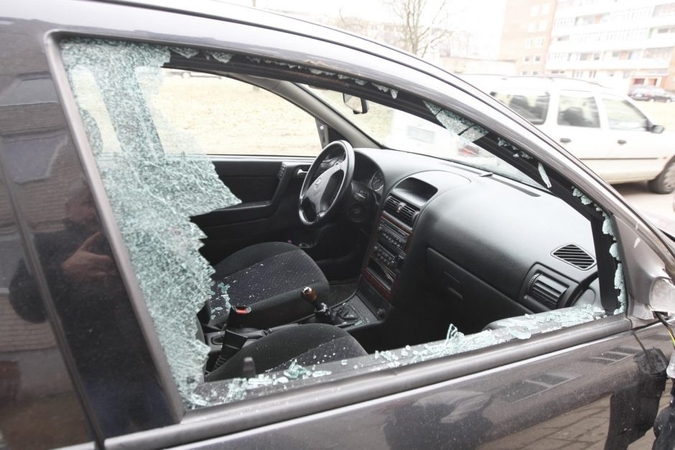 Kaimynas iškvietė tarnybas: vyras jau parą negali išlipti iš automobilio