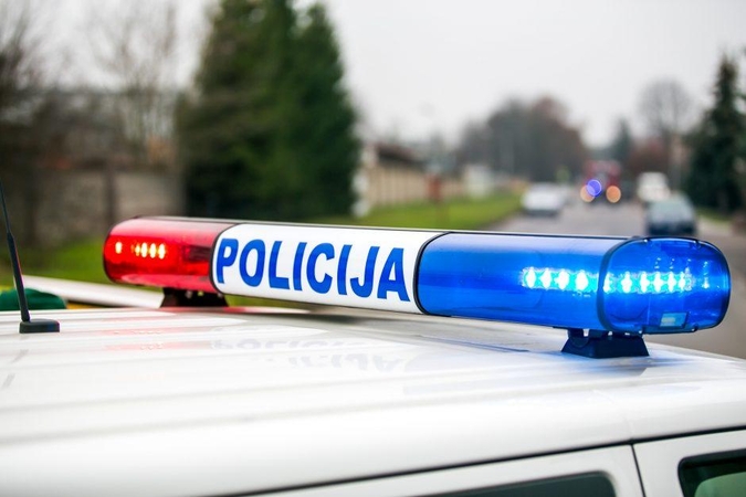 Kaune – tyrimas dėl smurto prieš nepilnametę: stumdė ir trankė į lango stiklą