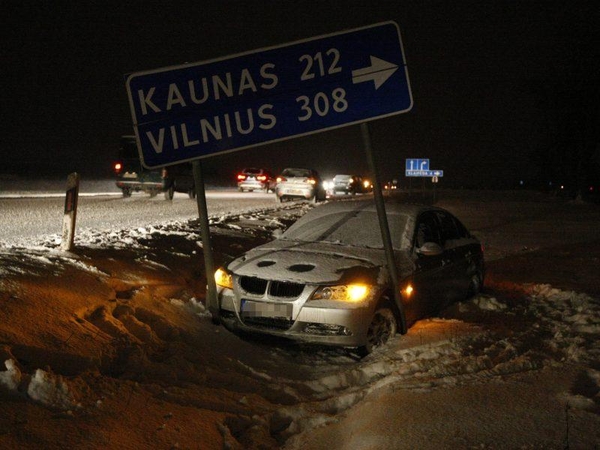 Pirmadienio chaosas keliuose: beveik 120 avarijų, nukentėjo 24 žmonės