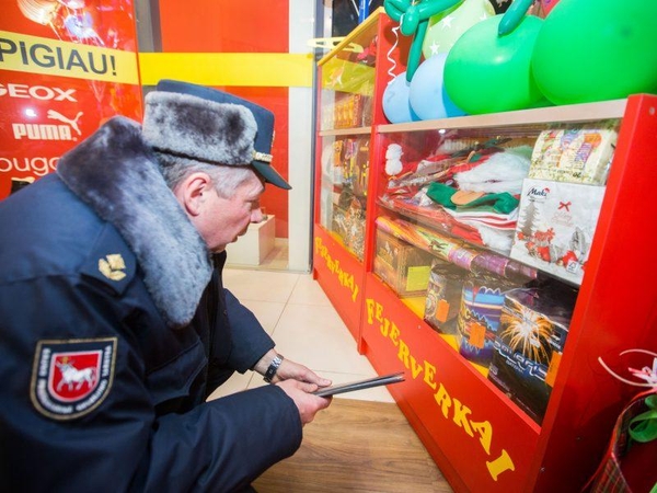 Fejerverkų prekybą sprogdina ugniagesių reikalavimai