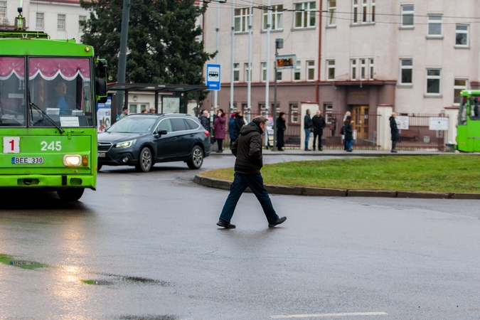 Iš troleibuso išlaipinta kaunietė: eismo organizavimas prie Klinikų – baisus