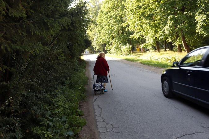 Skundas: vietos gyventojai skundžiasi, kad dėl išsikišusios tvoros, pavojinga eiti kelkraščiu.